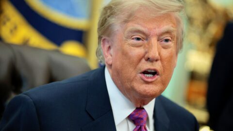 Trump diz que Kharg, no Irã, está sendo 'reduzida a pó'; presidente dos EUA usou vídeo feito por IA