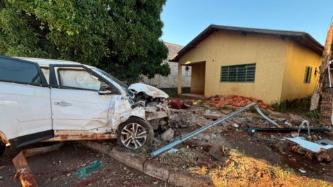 Batida entre dois veículos destrói muro de casa e interdita avenida