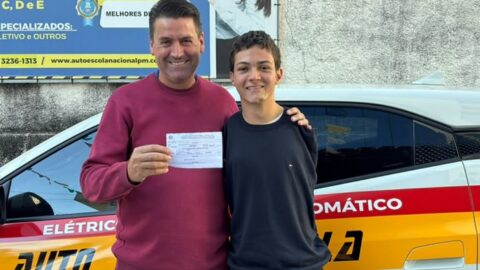 Jovem que nasceu sem braços conquista CNH dirigindo com os pés em MG
