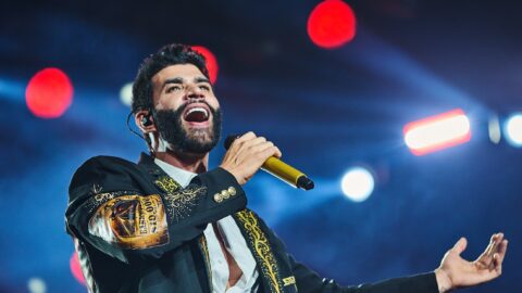 Gusttavo Lima chora em show ao falar sobre carreira que começou em Goiânia há 20 anos: ‘Não tinha lugar nem para dormir nem para comer’