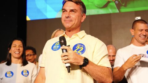 Flávio Bolsonaro se reúne com prefeitos de SP e orienta campanha nas cidades: ‘Não podemos baixar a guarda’