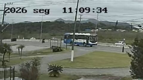 VÍDEO: motociclista morre em batida com ônibus parado na SC-401