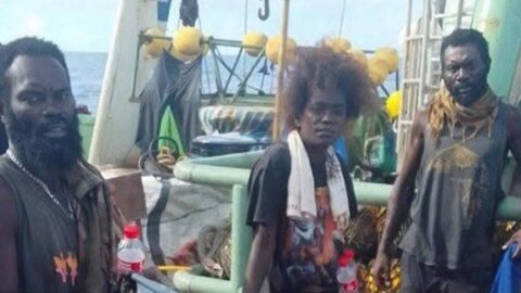 Três pessoas são resgatadas após 70 dias à deriva no Oceano Pacífico