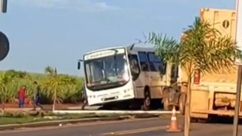 Acidente entre ônibus e caminhão deixa sete pessoas feridas, em Nova Glória