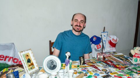 Paranaense coleciona mais de 4 mil materiais das eleições dos últimos 100 anos: ‘Tem peças raras e itens proibidos’