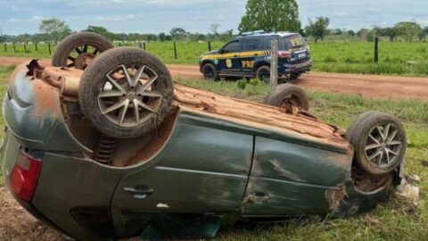 Carro com mais de 4 mil maços de cigarros capota durante fuga da PRF no Acre